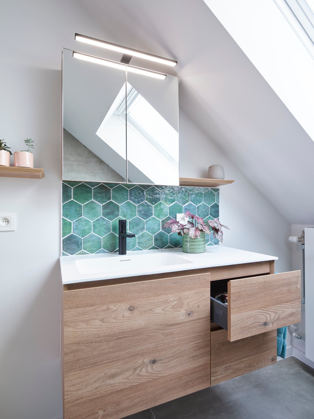 Storke Edge zwevende wastafelonderkast 100 x 46 cm asymmetrisch links ruwe eik 3 lades