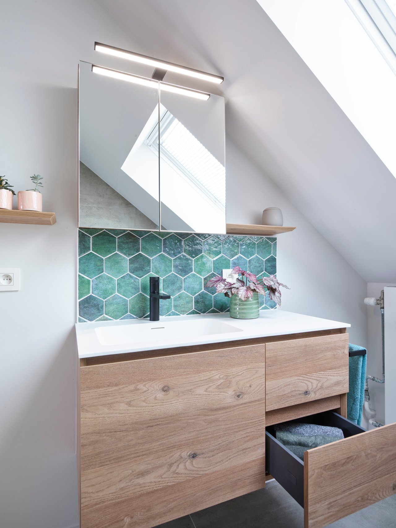 Storke Edge zwevende wastafelonderkast 100 x 46 cm asymmetrisch links ruwe eik 3 lades