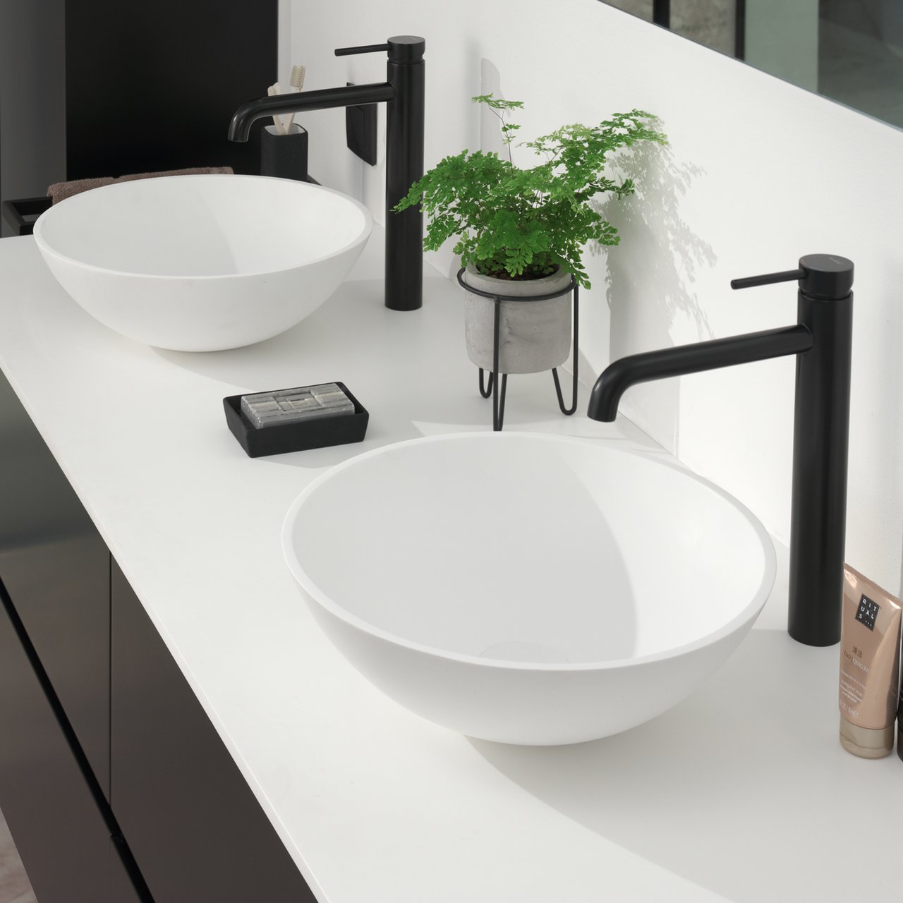 Blaufoss Round verhoogde wastafelkraan mat zwart