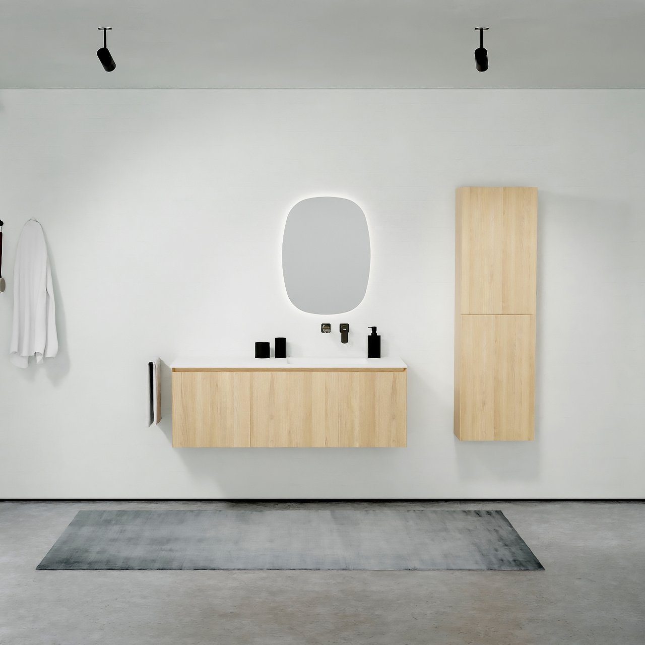 Balmani Idra meuble salle de bains suspendu 135 x 55 cm chêne naturel avec Tablo Arcato plan vasque asymétrique à droite en solid surface blanc mat
