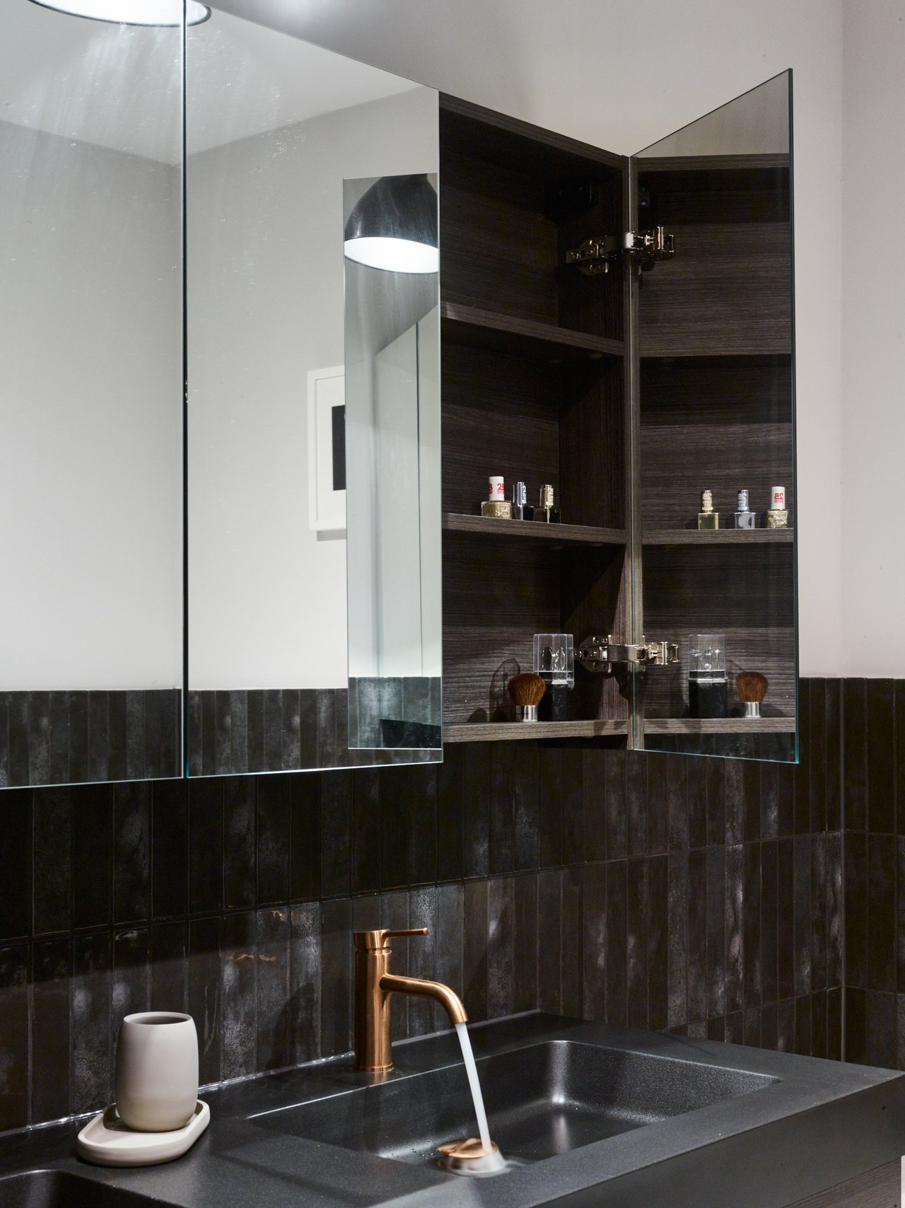 Storke Reflecta spiegelkast 75 x 75 cm robuust zwart eiken