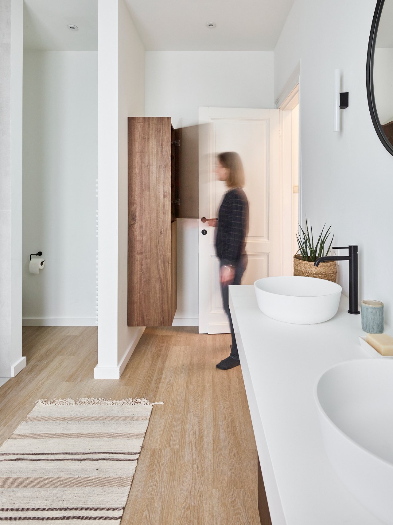 Balmani Mitra hängender Hochschrank, amerikanischer Nussbaum, 45 x 35 x 169 cm