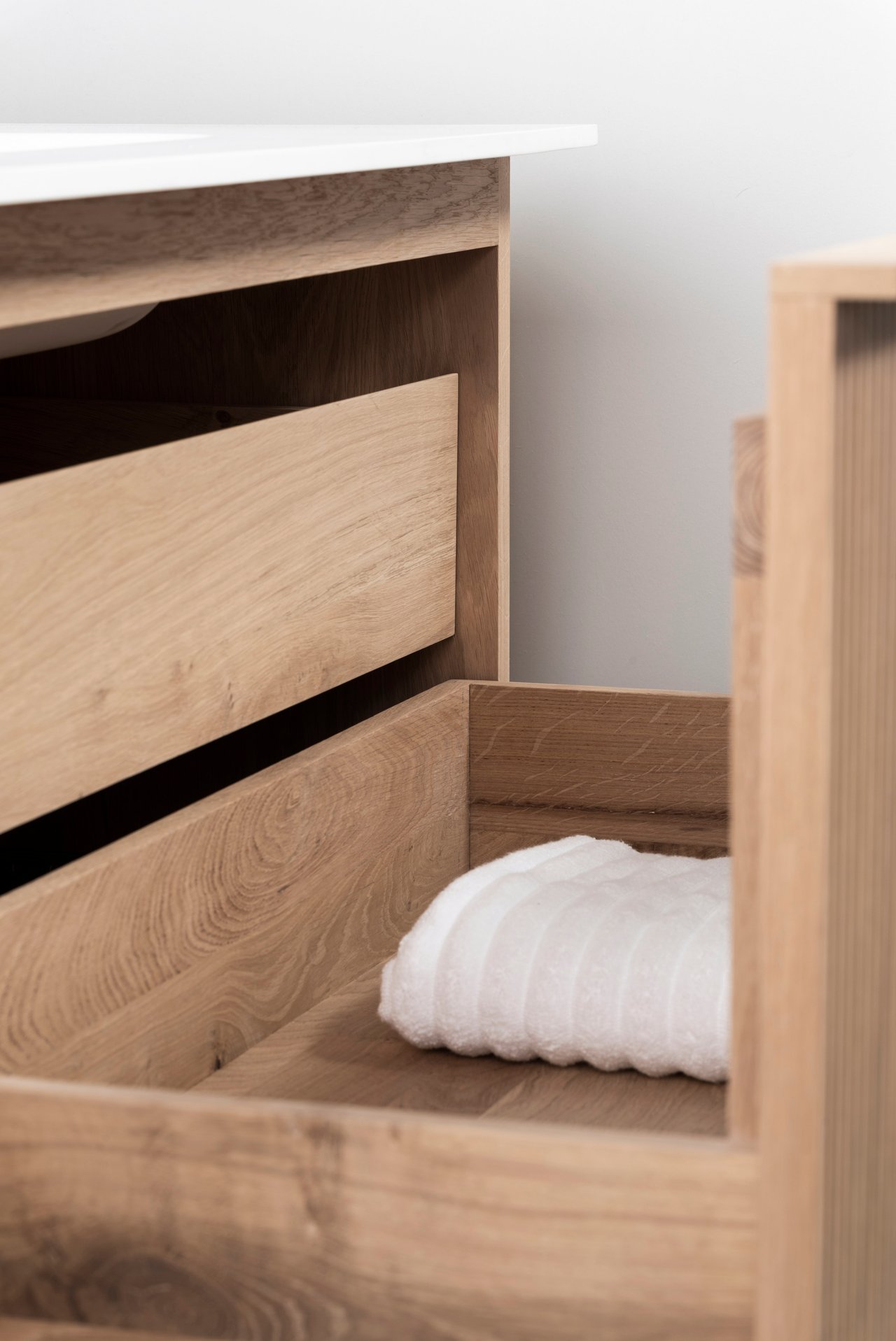 Balmani Forma meuble salle de bains suspendu 180 x 55 cm chêne naturel avec Tablo Arcato double vasque en solid surface blanc mat Nervure droite symétrique verticale