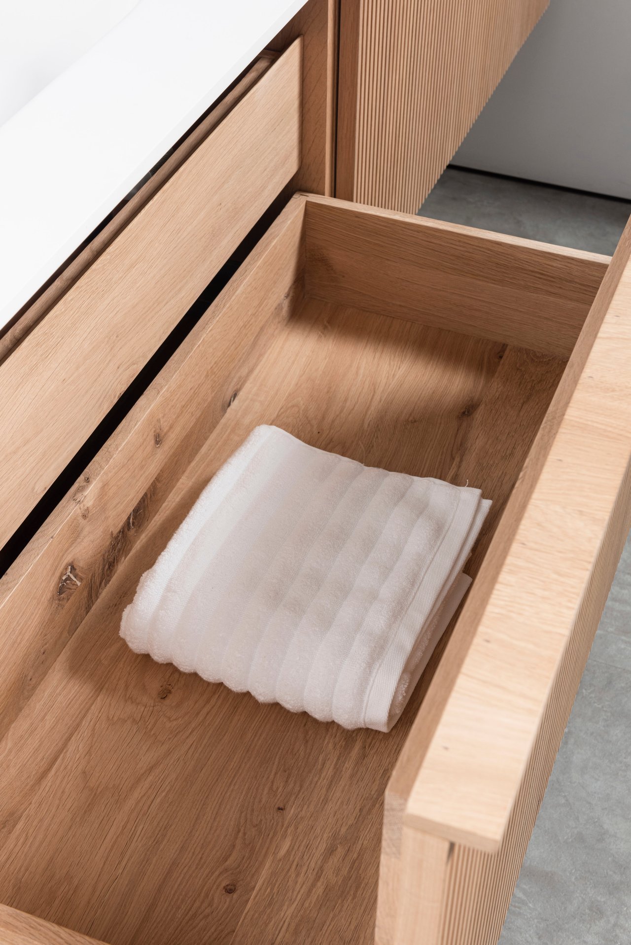 Balmani Forma meuble salle de bains suspendu 180 x 55 cm chêne naturel avec Tablo Arcato double vasque en solid surface blanc mat Nervure droite symétrique verticale