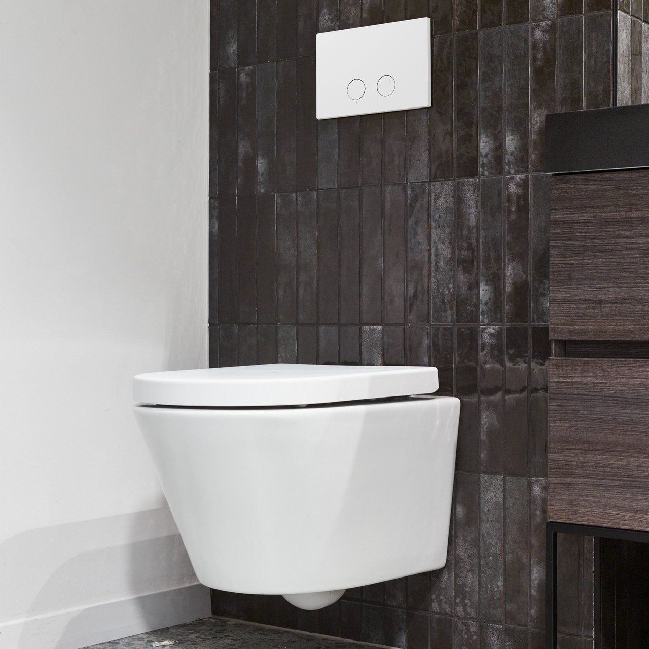 Luca Varess Calibro wc suspendu satin blanc sans rebord avec Geberit Sigma réservoir de chasse encastré UP320 avec cadre Burda et plaque de commande