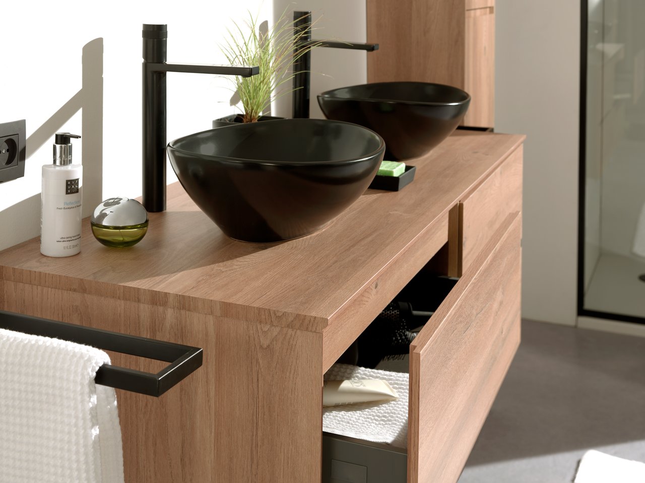 Luca Varess Denza Aufsatzwaschbecken: Schwarz matte Keramik, oval, 40,5 x 34 cm