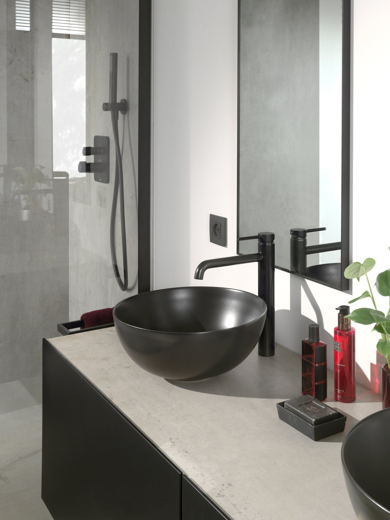 Luca Varess Supra vasque à poser porcelaine Noir Mat rond Ø 36 cm