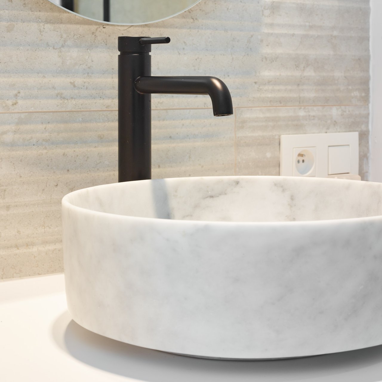 Blaufoss Round verhoogde wastafelkraan mat zwart