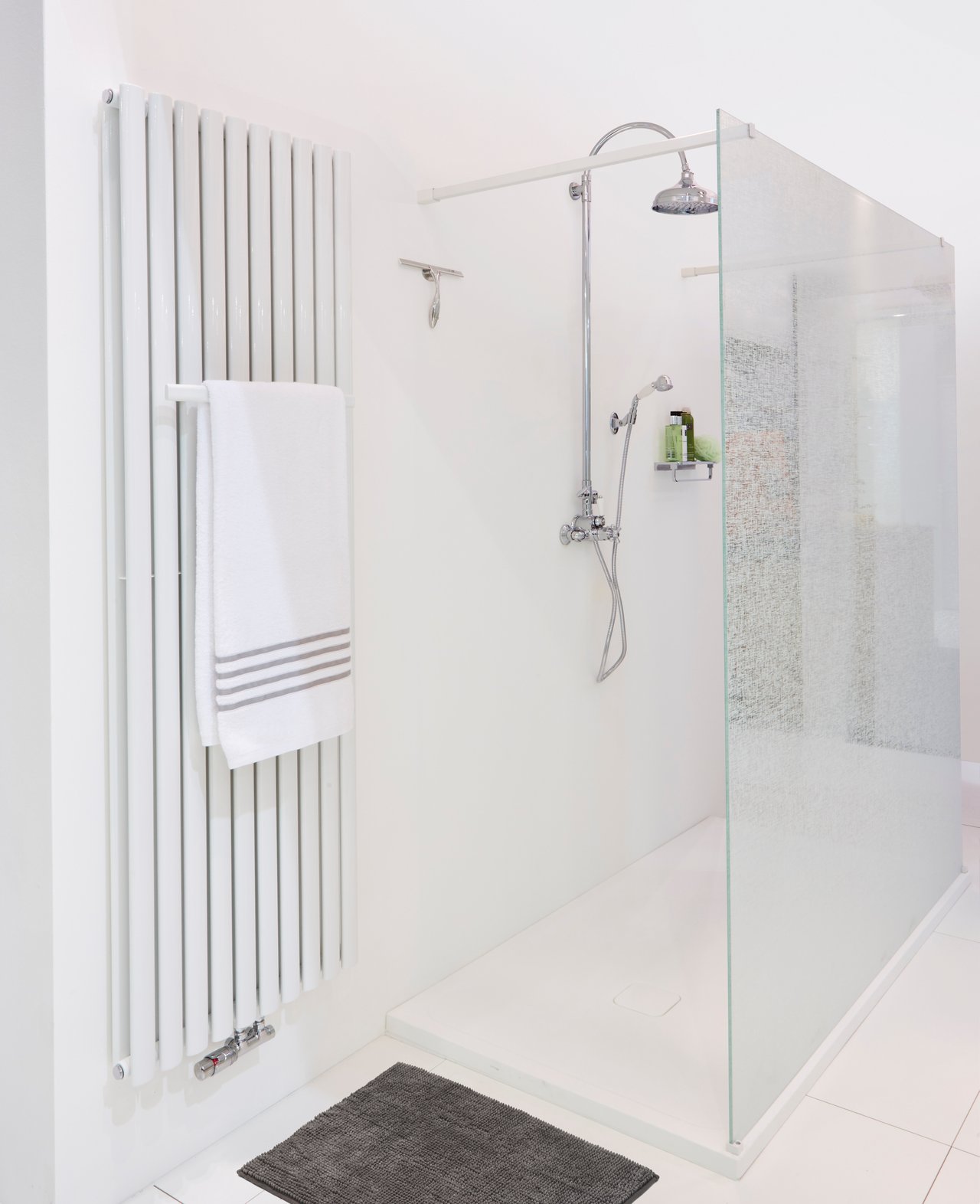 Balmani Modular Walk-In-Dusche mit freistehender Wand 180 x 200 cm, Leinen weiß Glas, Profil chrom glänzend
