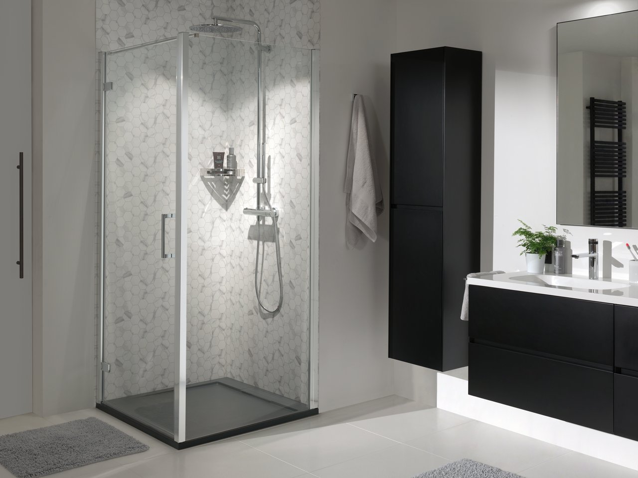 Luca Varess Nona paroi d'angle avec porte pivotante avec panneau latéral fixe 90 x 90 cm verre transparent profil chrome brillant