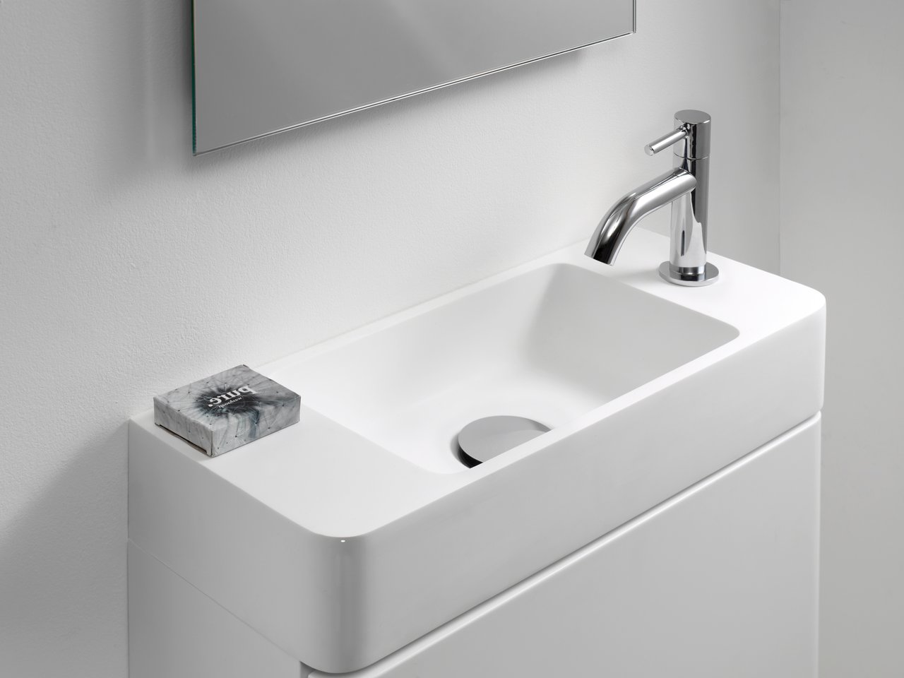 Storke Curvado hängendes WC-Möbel-Set, 45 x 18 cm, weiß matt, mit Curvado Waschtisch in glänzendem Marmorkomposit