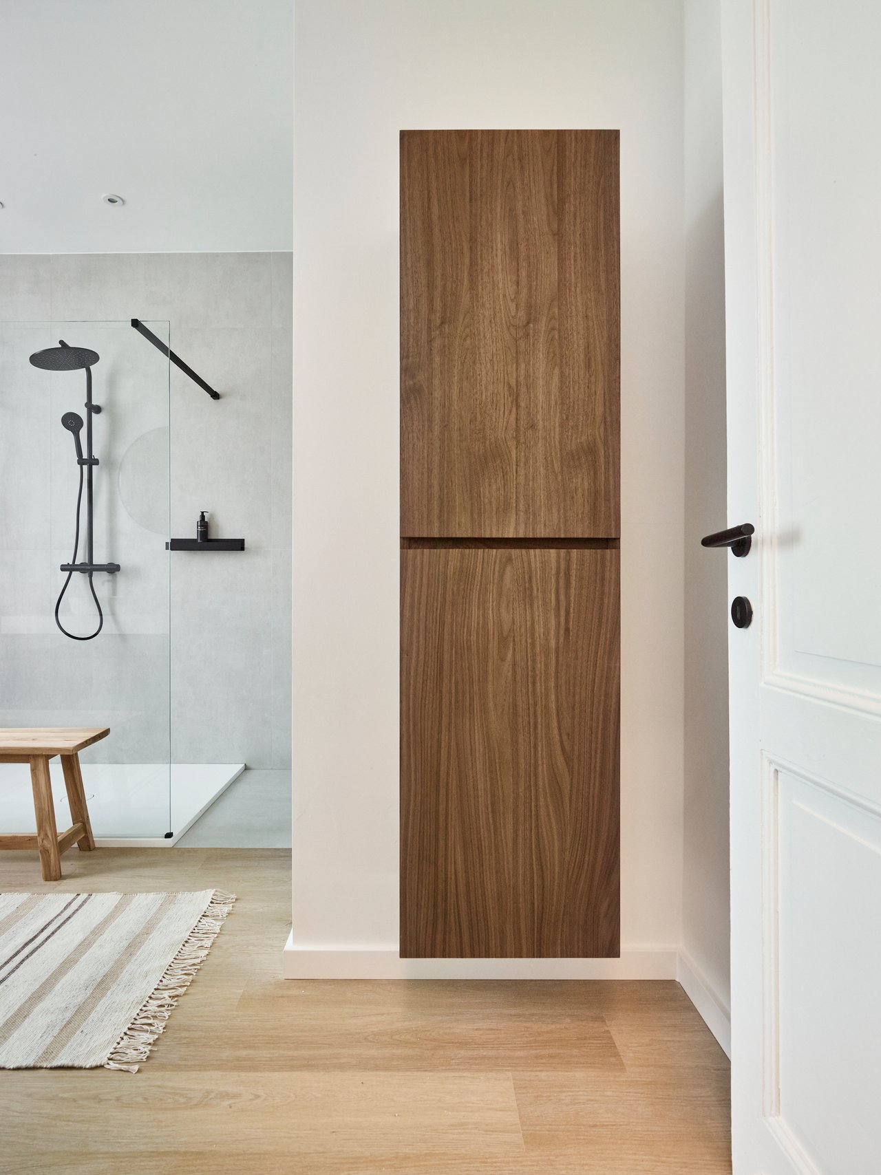 Balmani Mitra zwevende badkamerkast Amerikaanse notelaar 45 x 35 x 169 cm