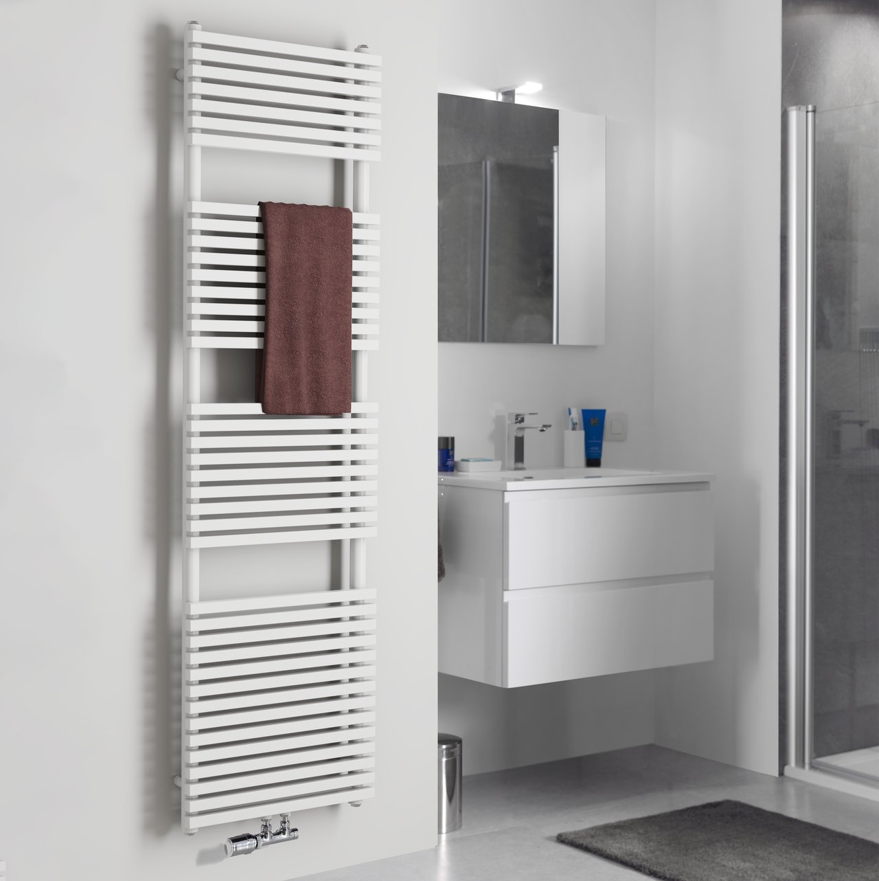 Vipera Vesuvio einzelner Handtuchheizkörper, 50 x 180 cm, Zentralheizung, weiß glänzend, Seiten- und Mittelanschluss, 1.205W