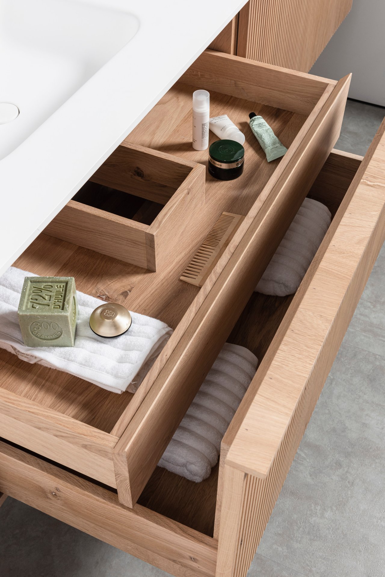 Balmani Forma meuble salle de bains suspendu 180 x 55 cm chêne naturel avec Tablo Arcato double vasque en solid surface blanc mat Nervure droite symétrique verticale