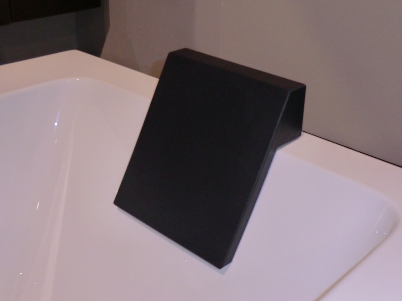 Luca Varess Asista coussin de bain gris