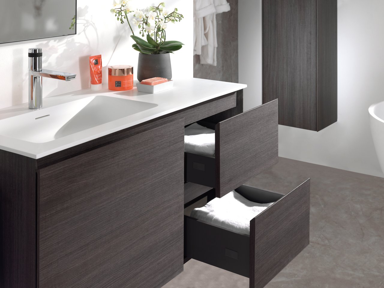 Storke Edge zwevende wastafelonderkast 100 x 46 cm asymmetrisch links donkere eik 3 lades