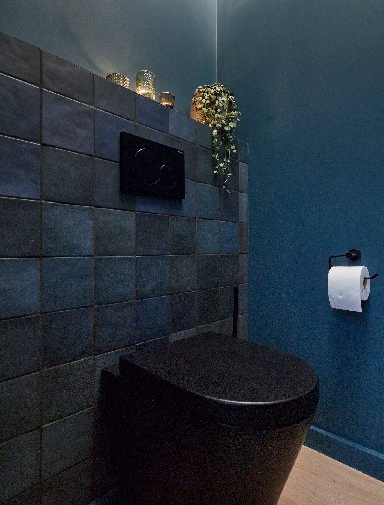 Luca Varess Spirello hangtoilet mat zwart randloos