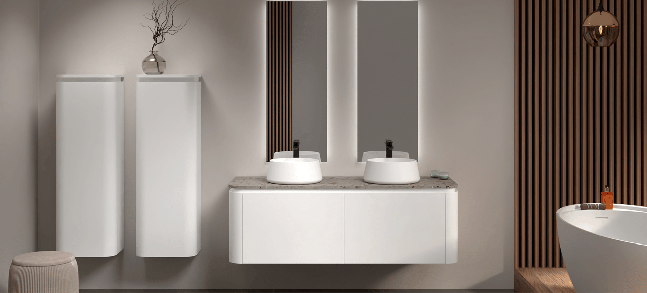 Moderne witte badkamer met marmerlook en groene accentmuur