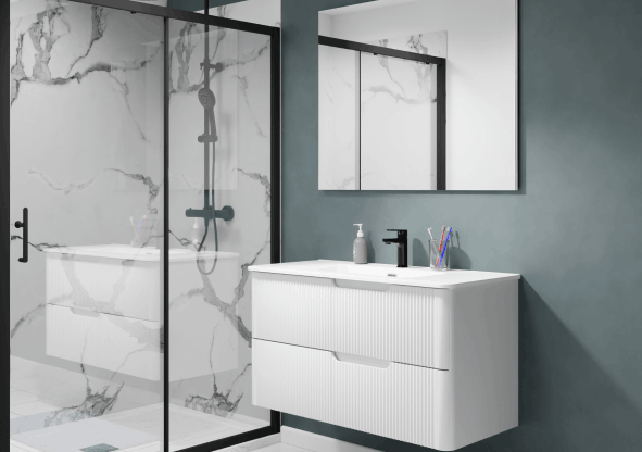 Moderne witte badkamer met marmerlook en groene accentmuur
