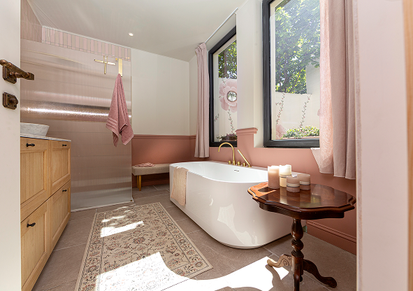 Kleurrijke badkamer met landelijke invloeden en gouden accenten