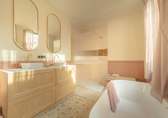Farbenfrohes Badezimmer mit ländlichen Einflüssen und goldenen Akzenten