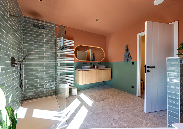 Kleurrijke badkamer met open indeling in terracotta en groen