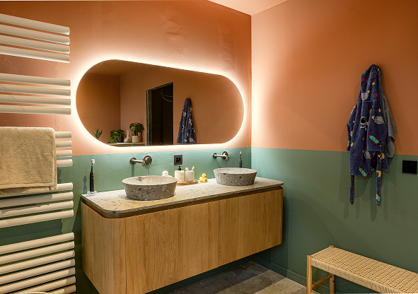 Kleurrijke badkamer met rode retro accenten