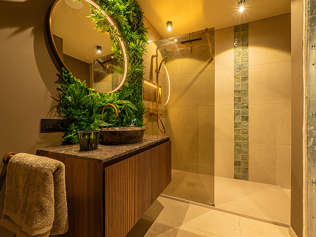 Modernes Badezimmer in dunklen Tönen mit Rosegold-Akzenten