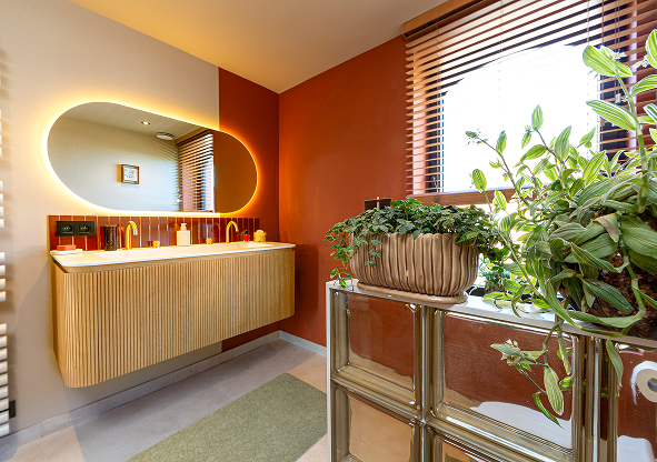 Kleurrijke badkamer met retro accenten in rood
