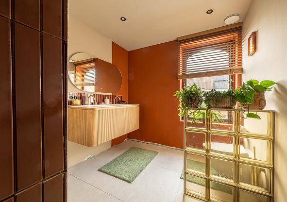 Kleurrijke badkamer met rode retro accenten