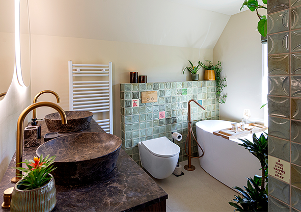 Salle de bains moderne en noyer avec des accents ludiques