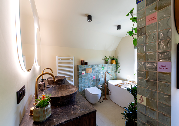 Salle de bains moderne en noyer avec des accents ludiques