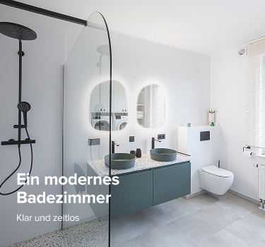Modernes Badezimmer von x²o Badezimmer mit schwarzer Regendusche hinter einer Glasduschwand, Doppelwaschtisch mit grünen Aufsatzbecken, zwei organisch geformten Spiegeln mit LED-Beleuchtung, einem Hänge-WC und großen Fenstern mit weißen Jalousien für viel Tageslicht.