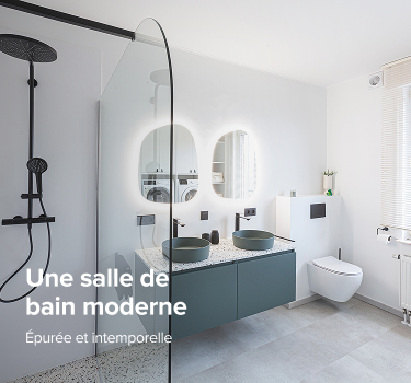 Salle de bains moderne de x²o salles de bains avec douche à effet pluie noire derrière une paroi en verre, double meuble vasque avec vasques vertes, deux miroirs organiques rétroéclairés, un WC suspendu et de grandes fenêtres avec stores blancs laissant entrer beaucoup de lumière naturelle.