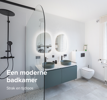 Moderne badkamer van x²o badkamers met zwarte regendouche achter een glazen douchewand, dubbele wastafel met groene opzetkommen, twee organisch gevormde spiegels met ledverlichting, een wandhangend toilet en grote ramen met witte jaloezieën die zorgen voor veel natuurlijk licht.