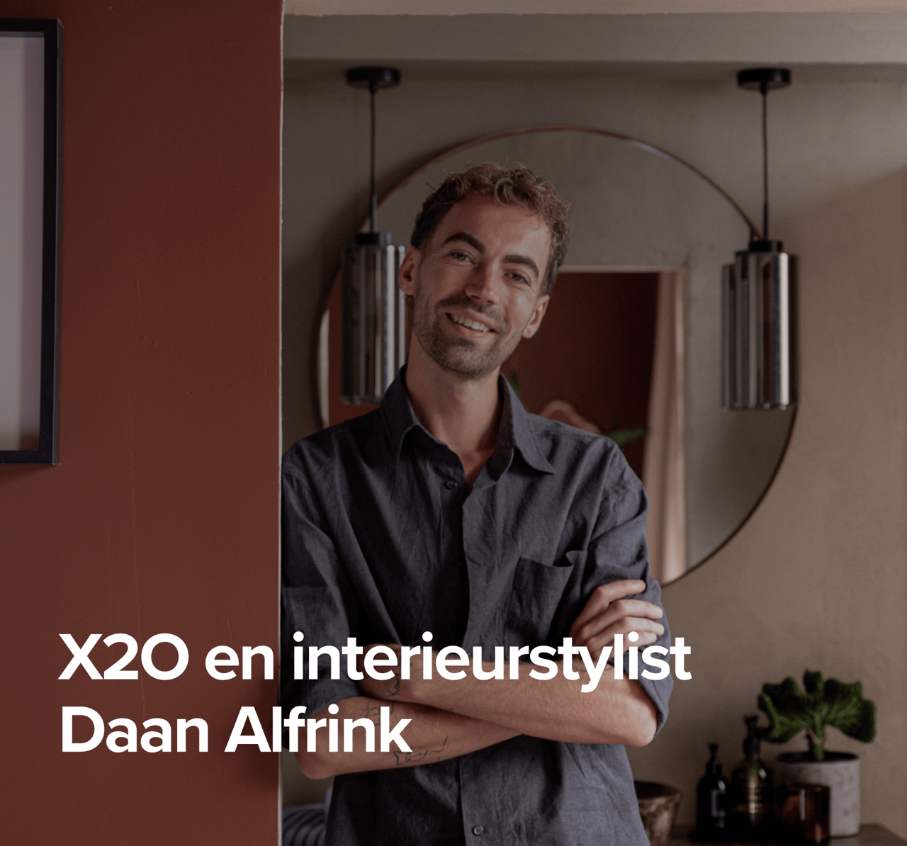 Interieurstylist Daan Alferink poseert trots in zijn stijlvolle badkamer met X²O meubelen.