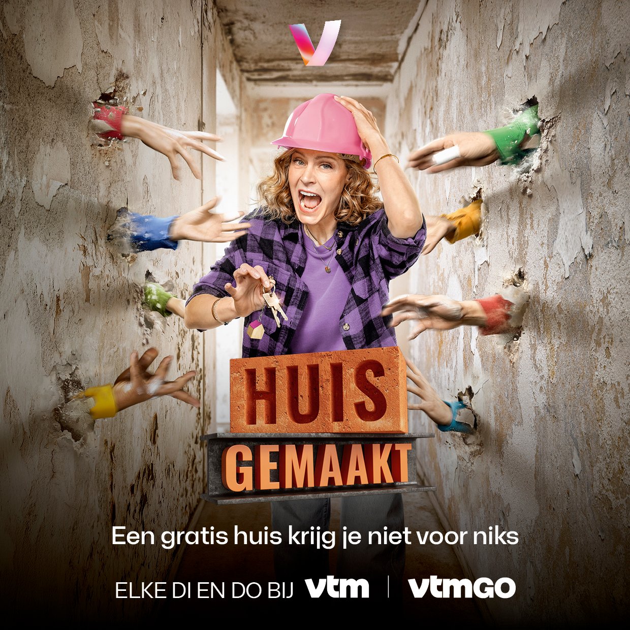 Fröhliche Frau mit rosa Bauhelm hält Schlüssel, umgeben von Händen, die durch Wände greifen – Werbebild von "Huis Gemaakt"