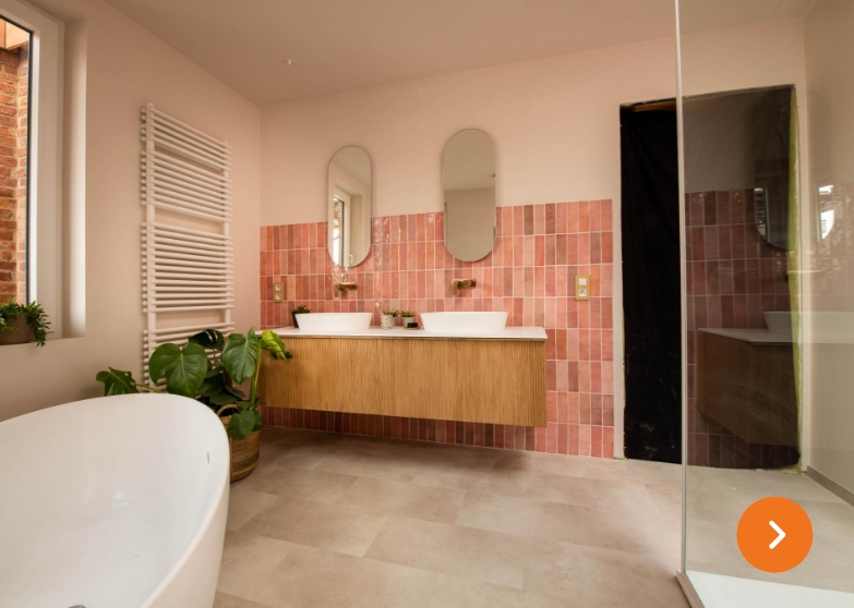 Modernes Badezimmer mit rosa Wandfliesen, Doppelwaschbecken und freistehender Badewanne