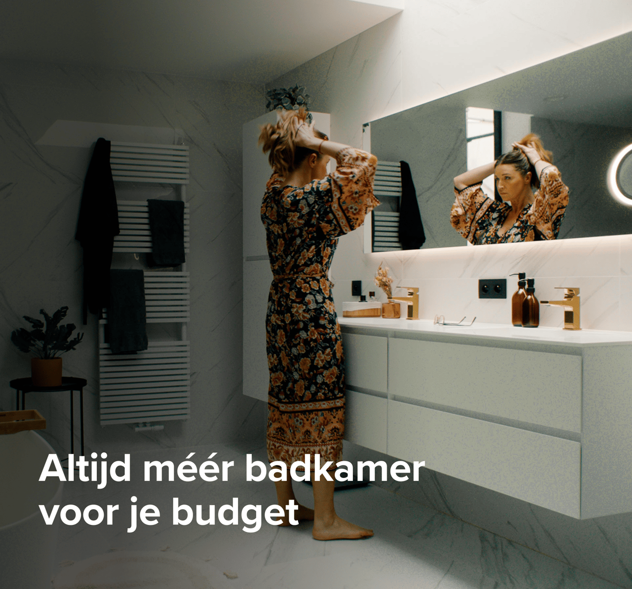 Vrouw maakt zich klaar voor de spiegel in een stijlvolle badkamer met witte marmeren muren, X2O badkamers.