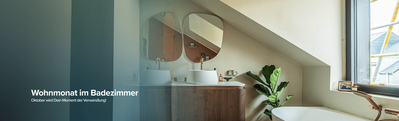 Stilvolles Badezimmer mit Holzmöbel, Designspiegeln und Zimmerpflanze zum Wohnmonat.