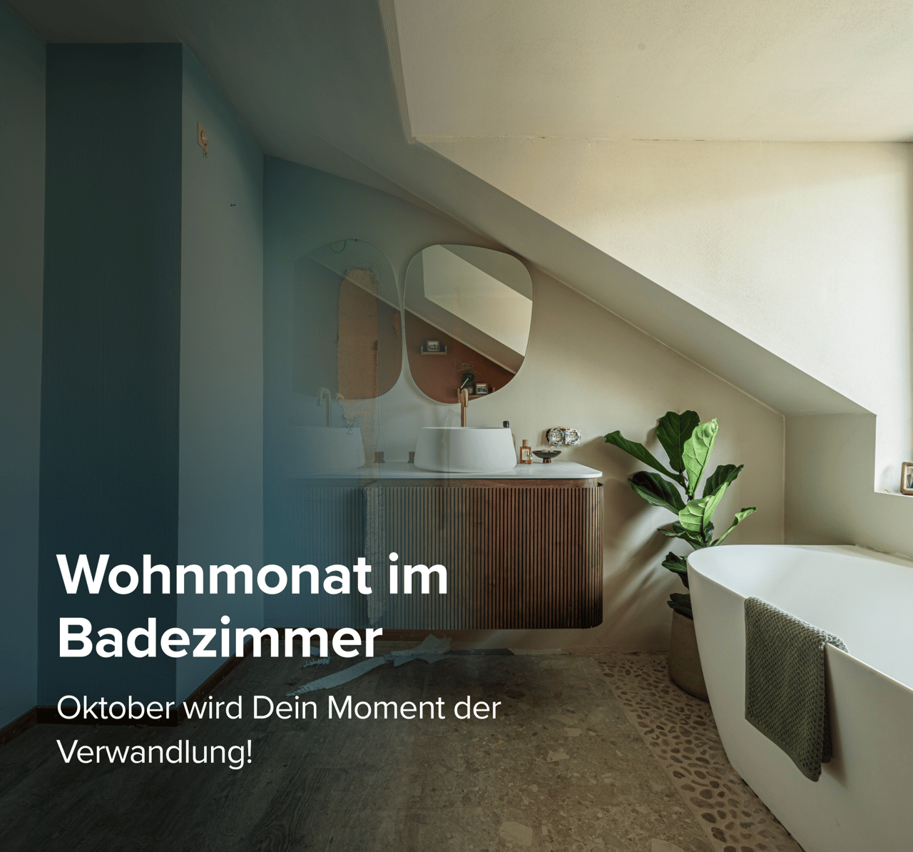 Stilvolles Badezimmer mit Holzmöbel, Designspiegeln und Zimmerpflanze zum Wohnmonat.