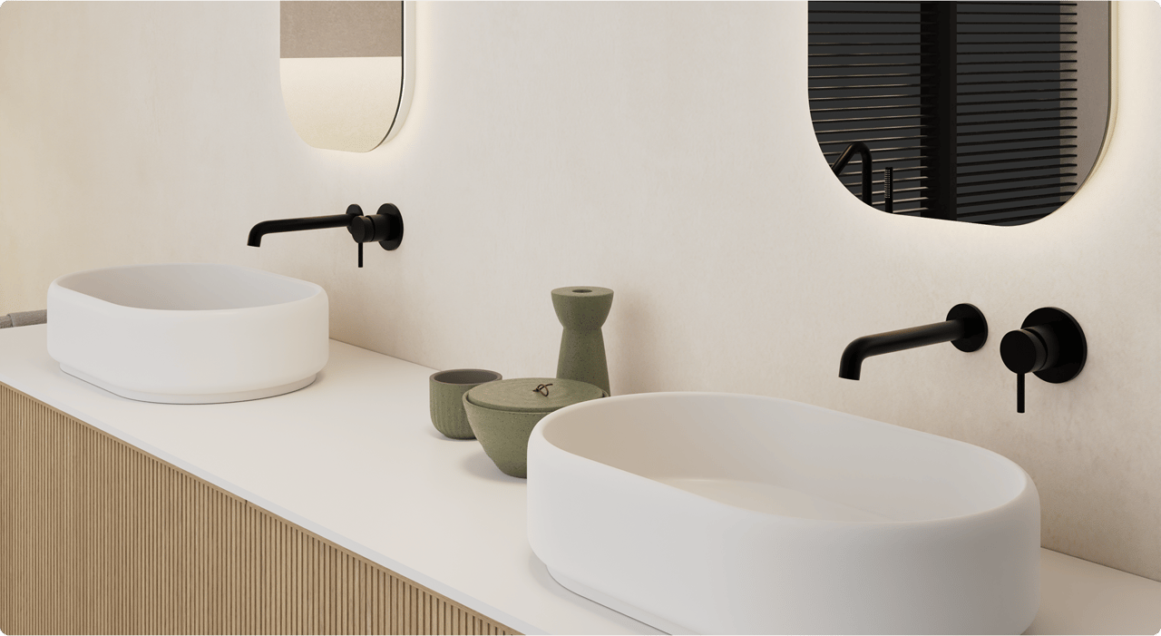 Detail van een x²o badkamers wastafelmeubel met twee ovale waskommen en matzwarte wandkranen. Op het witte werkblad staan decoratieve aardewerken potjes en vaasjes in zachte aardetinten. De spiegels hebben afgeronde hoeken en sfeerverlichting.