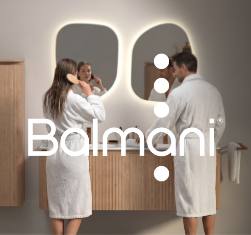 Großes Badezimmer von x²o Badezimmer mit Holzmöbel und Hochschränken in warmem minimalistischem Stil.