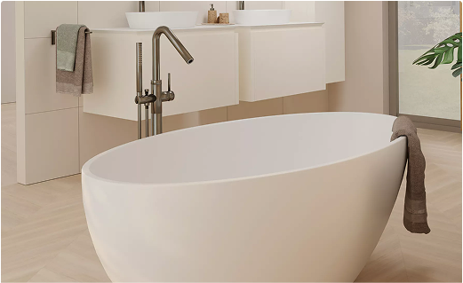 Minimalistisch Japandi-interieur met vrijstaand bad en strakke mat zwarte badkraan – serene badkamerinrichting via X²O.