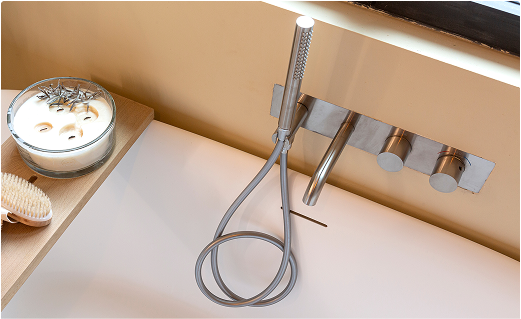 Inox handdouche met ingebouwde mengkranen in Scandinavisch badkamerdesign – natuurlijke elegantie via X²O Badkamers.