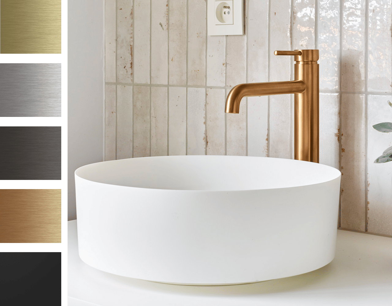 Runde weiße Waschschale mit messingfarbener Armatur, mehrere Ausführungen bei X²O Bäder verfügbar
