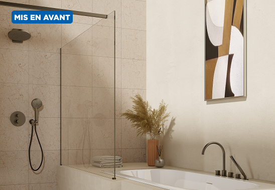 Baignoire-douche moderne avec paroi en verre, carrelage beige et décoration murale – X²O Salles de bains.