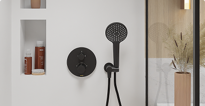 Zwarte inbouwdouche met ronde handdouche en muur-nissen voor doucheproducten – X²O Badkamers.