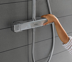 Veilige douchethermostaat bediend door kind, met chromen afwerking – X²O Badkamers.
