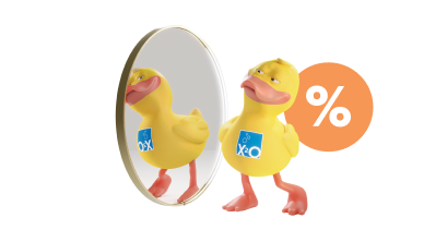 La mascotte canard de X²O regarde fièrement dans un miroir ovale avec une icône de réduction en arrière-plan.	